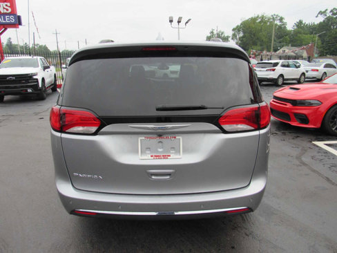 Used 2017 Chrysler Pacifica Touring-L image 7