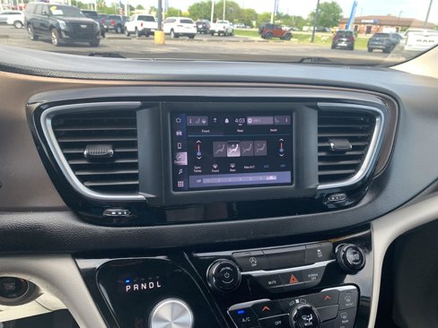 Used 2022 Chrysler Voyager LX image 17