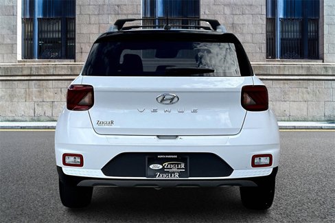Used 2023 Hyundai Venue Limited image 4