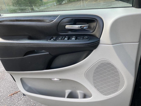 Used 2016 Chrysler Town & Country Touring w/ Driver Convenience Group image 37