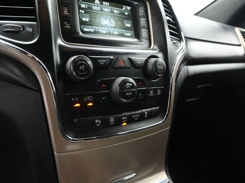 Used 2017 Jeep Grand Cherokee Laredo image 16