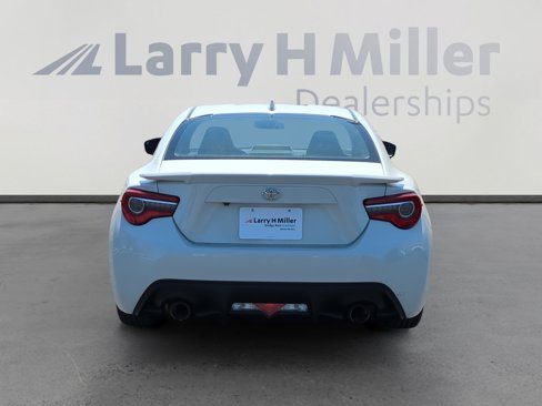 Used 2017 Toyota 86 image 4