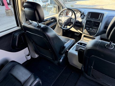 Used 2019 Dodge Grand Caravan SXT image 16