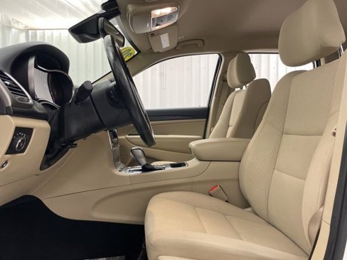 Used 2020 Jeep Grand Cherokee Laredo w/ Security & Convenience Group image 9