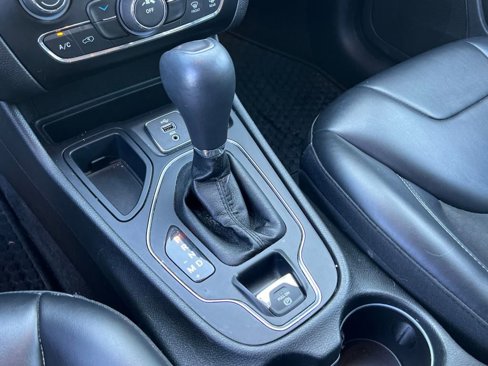 Used 2019 Jeep Cherokee Latitude Plus w/ Cold Weather Group image 11