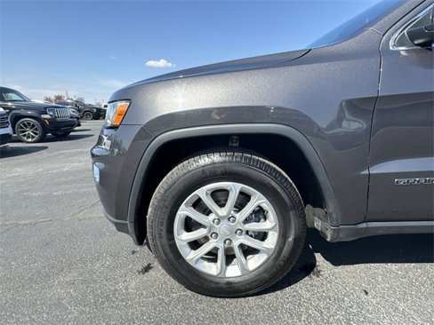 Used 2021 Jeep Grand Cherokee Laredo image 34