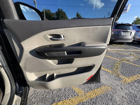 Used 2016 Kia Sedona LX w/ LX Convenience Package image 53