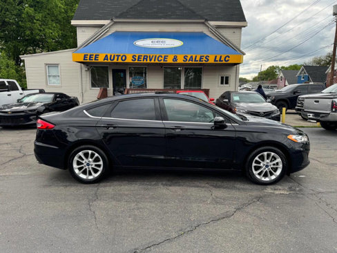 Used 2020 Ford Fusion SE image 1