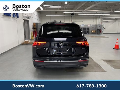Certified 2022 Volkswagen Tiguan SE image 3