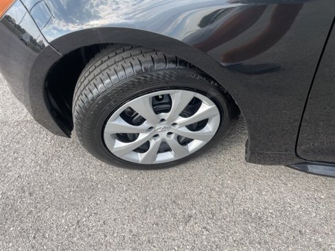 Used 2021 Toyota Corolla LE image 12
