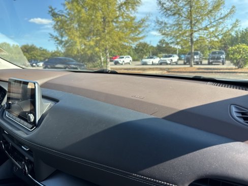 Used 2023 Nissan Rogue SV image 34