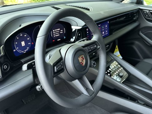 New 2025 Porsche Macan Electric image 18