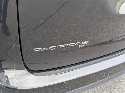 Used 2024 Chrysler Pacifica Premium image 12