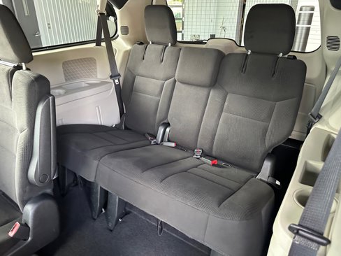 Used 2016 Dodge Grand Caravan SE image 13