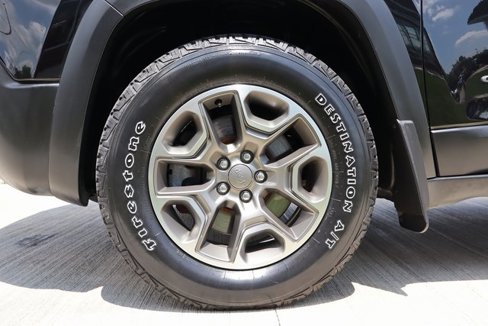 Used 2020 Jeep Cherokee Trailhawk w/ Cold Weather Group image 28