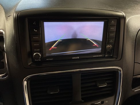 Used 2019 Dodge Grand Caravan SXT image 2