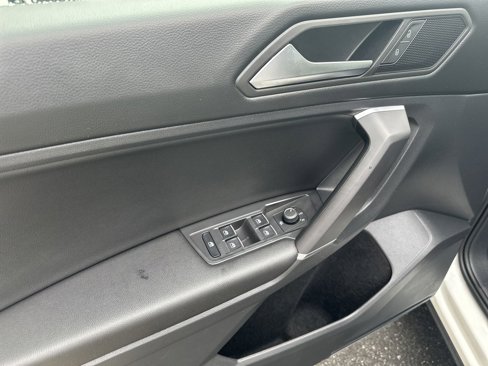 Used 2020 Volkswagen Tiguan SE w/ Panoramic Sunroof Package image 9