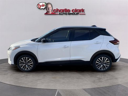 Used 2023 Nissan Kicks SV image 3
