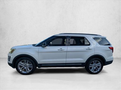 Used 2016 Ford Explorer XLT w/ Equipment Group 201A image 9