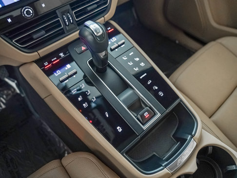Certified 2023 Porsche Macan Turbo image 20