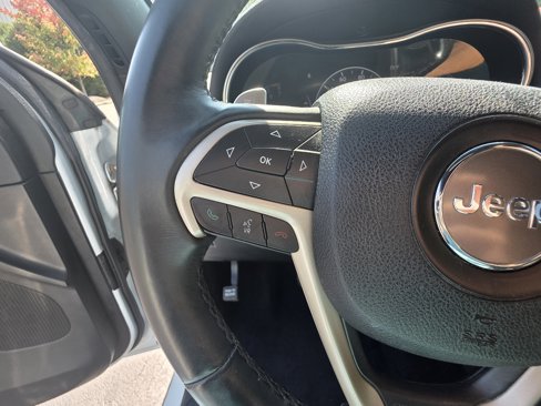 Used 2017 Jeep Grand Cherokee Laredo image 18