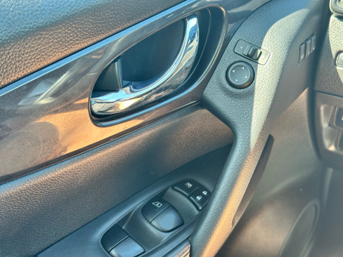 Used 2018 Nissan Rogue SV w/ Sun & Sound Touring Package image 33