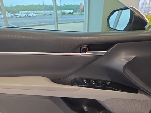 Used 2020 Toyota Camry SE image 11