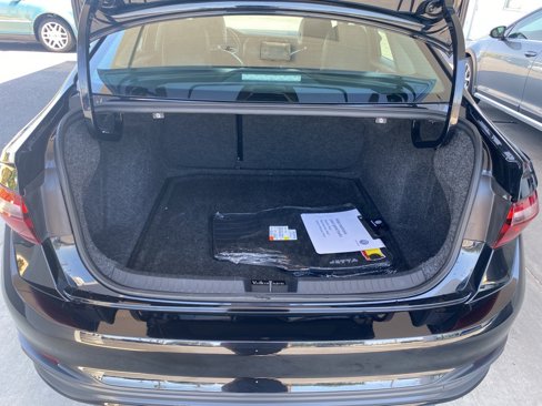 Certified 2022 Volkswagen Jetta SE image 29
