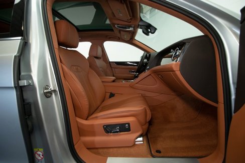Used 2023 Bentley Bentayga Plug-In Hybrid image 54