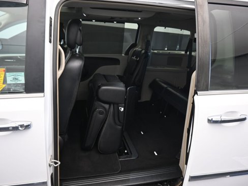 Used 2015 Chrysler Town & Country Touring-L w/ Driver Convenience Group image 37