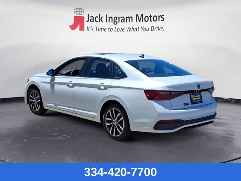 New 2025 Volkswagen Jetta SE image 3