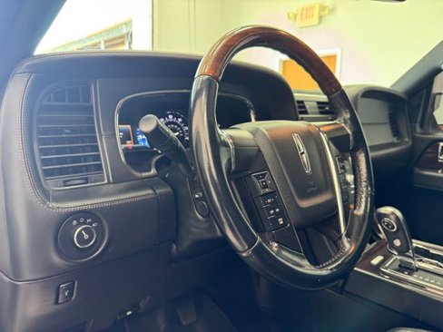 Used 2016 Lincoln Navigator Reserve image 35