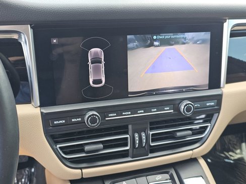 Certified 2021 Porsche Macan image 18