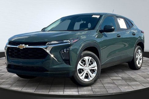 Used 2025 Chevrolet Trax LS image 1