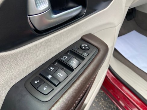 Used 2021 Chrysler Pacifica Touring image 14