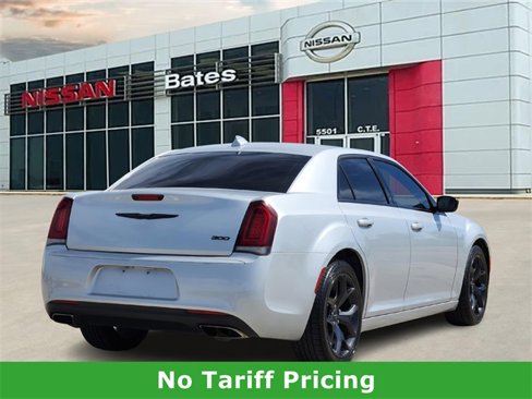 Used 2020 Chrysler 300 Touring w/ Sport Appearance Package image 4