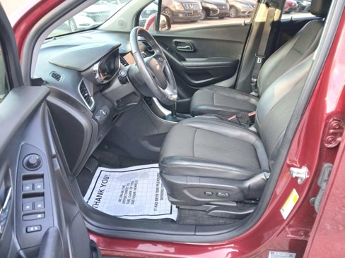 Used 2022 Chevrolet Trax LT w/ LT Convenience Package image 9
