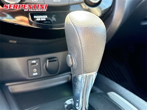 Used 2015 Nissan Rogue SV image 16