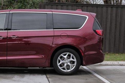 Used 2018 Chrysler Pacifica Touring Plus w/ Tire & Wheel Group image 17