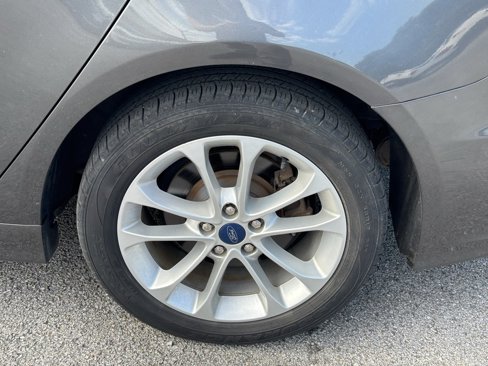 Used 2019 Ford Fusion SE image 4