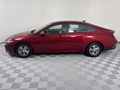 Used 2024 Hyundai Elantra SE image 2