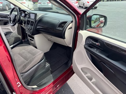 Used 2020 Dodge Grand Caravan SE w/ UConnect Hands-Free Group image 13
