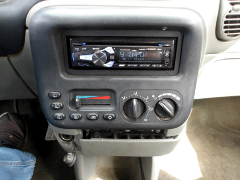 Used 1999 Plymouth Voyager image 17
