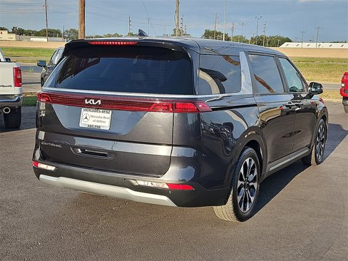 Used 2022 Kia Carnival EX image 7