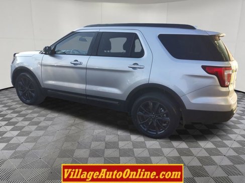 Used 2017 Ford Explorer XLT w/ Equipment Group 202A image 2