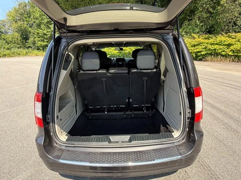 Used 2015 Chrysler Town & Country Touring w/ Driver Convenience Group image 13
