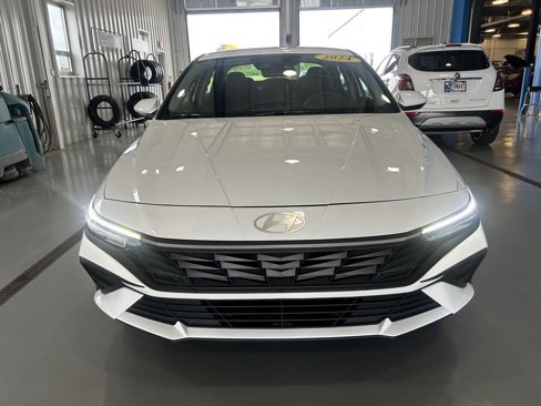 Used 2024 Hyundai Elantra SEL image 2