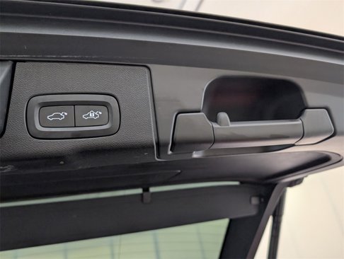 Used 2022 Volvo XC60 B5 Inscription w/ Protection Package Premier image 14