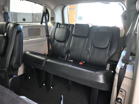 Used 2015 Chrysler Town & Country Touring-L w/ Driver Convenience Group image 38