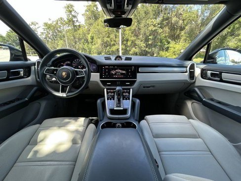 Certified 2023 Porsche Cayenne Platinum Edition image 25